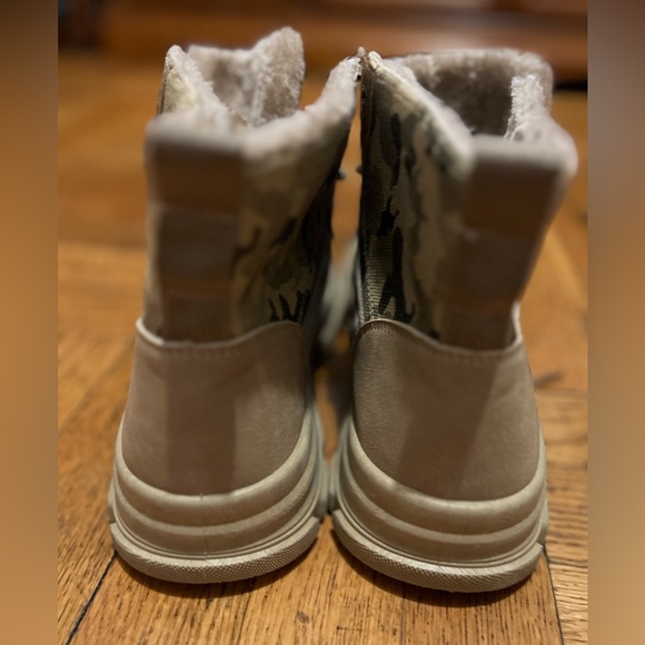 Men’s Tan Camouflage Fleece Boots - Picture 4 of 7